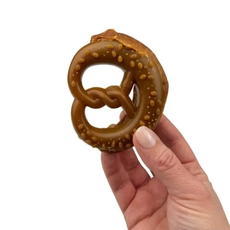 Godbidder Og Gnaveben^Flamingo Chomps Pretzel with Chicken | 1stk.